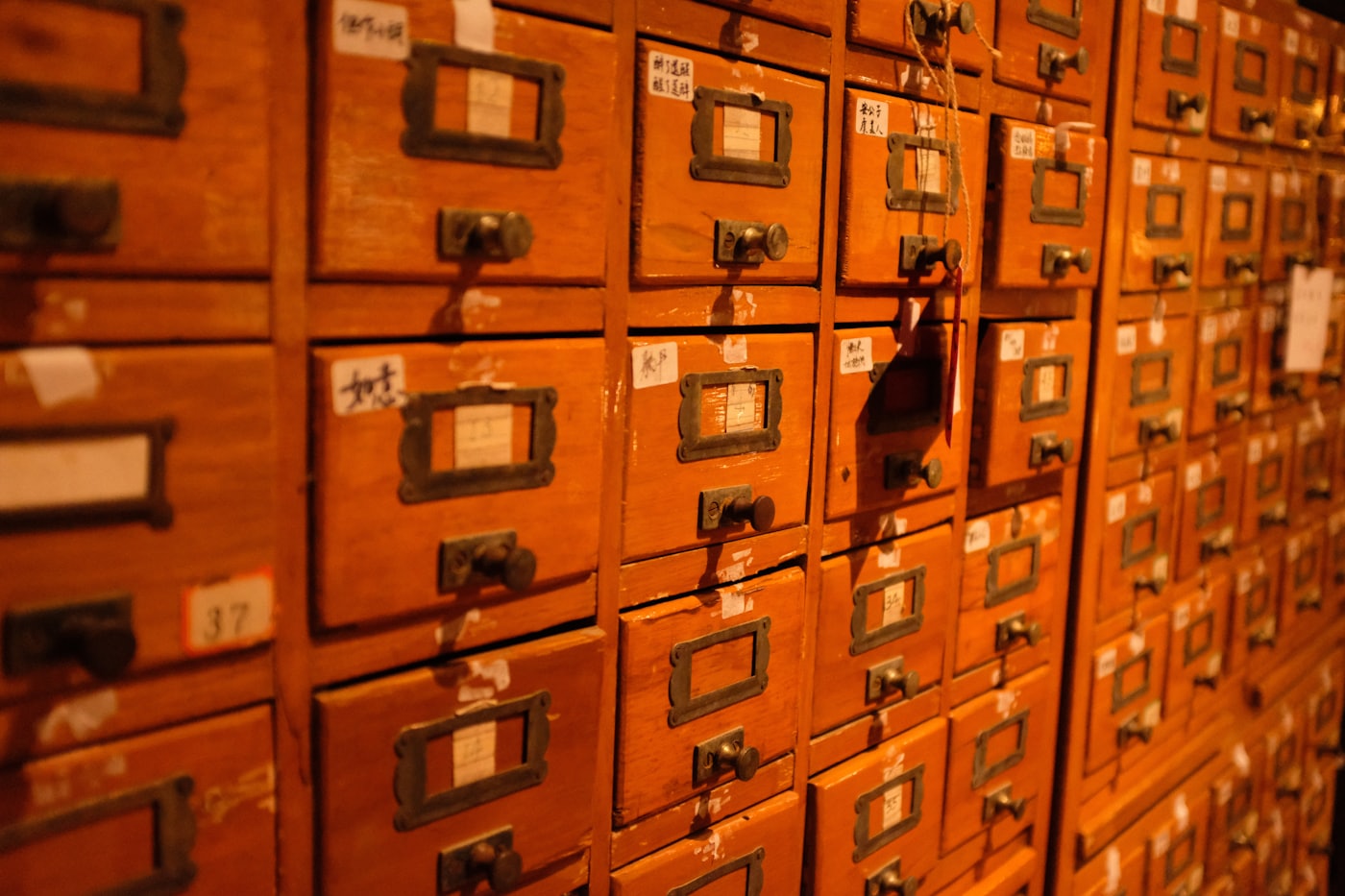 Gavetero de archivo con carpetas y documentos