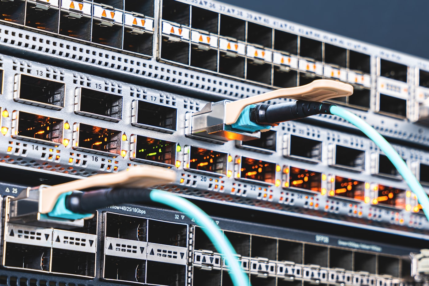 Bastidores de servidores con cableado estructurado en un centro de datos